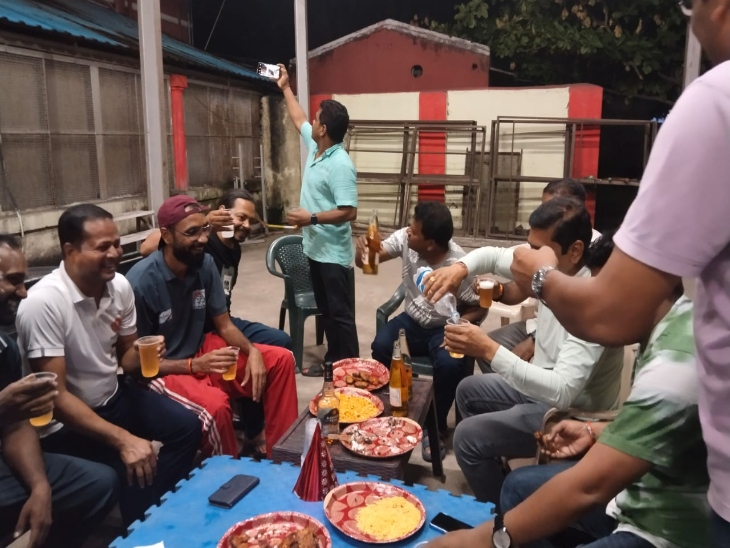 बिलासपुर में बॉक्सिंग रिंग में खिलाड़ियों के मेट के ऊपर शराब-कबाब पार्टी की गई थी।