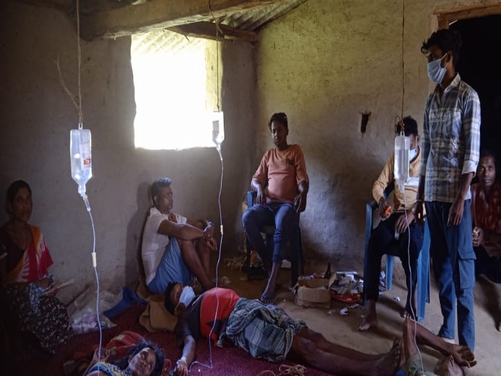 गांव के ही एक कमरे में कई ग्रामीणों को बॉटल चढ़ रहा है।