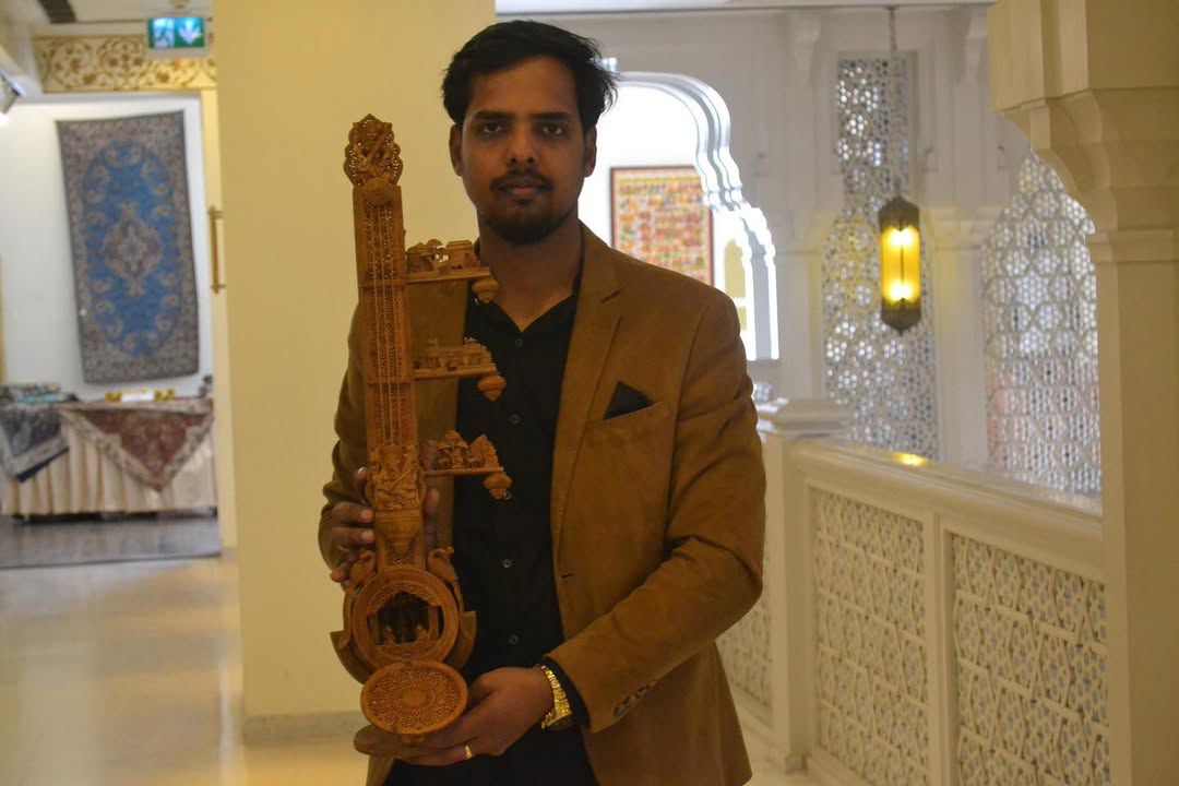 इस अवॉर्ड को जयपुर के युवा शिल्पकार रोहित जांगिड़ और उनके जांगिड़ परिवार को उनकी उत्कृष्ट रचना सैंडलवुड कार्विंग सितार के लिए प्रदान किया गया।