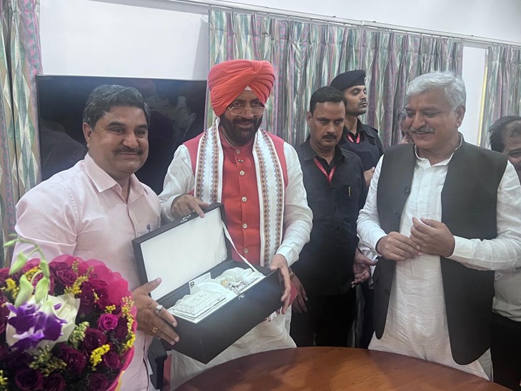 दिल्ली में सीएम नायब सैनी से मुलाकात करते बहादुरगढ़ के  उद्यमी। - Dainik Bhaskar