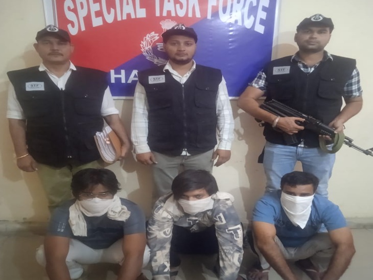 बहादुरगढ़ एसटीएफ की ओर से पकड़े गए तीनों आरोपी। - Dainik Bhaskar