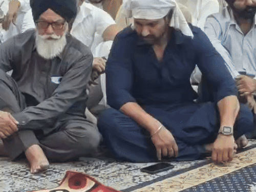 बॉडी बिल्डर वरिंदर घुम्मन की अंतिम अरदास में पंजाबी एक्टर करतार चीमा भी पहुंचे थे।