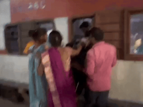 ट्रेन की एमरजेंसी विंडो से अंदर घुसते हुए यात्री।