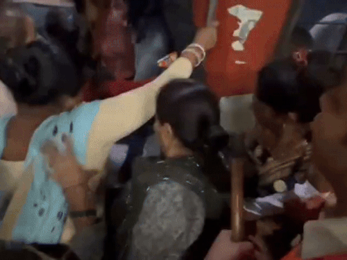 ट्रेन में  चढ़ने के लिए मार-मारी करते हुए यात्री। - Dainik Bhaskar