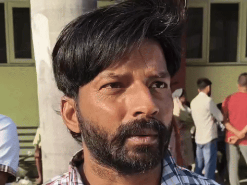 मृतका के देवर रविंद्र जानकारी देते हुए।