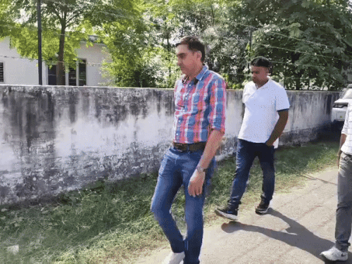 लुधियाना में DIG हरचरण सिंह भुल्लर के फॉर्म हाउस पर जांच करने पहुंचे CBI अधिकारी। - Dainik Bhaskar