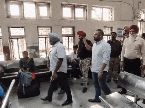सिटी रेलवे स्टेशन का दौरा करते जालंधर कैंट से कांग्रेस विधायक परगट सिंह।