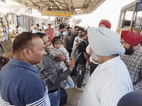 बिहार जाने वाले यात्री एमएलए परगट सिंह को टिकट न मिलने की समस्या बताते हुए। - Dainik Bhaskar
