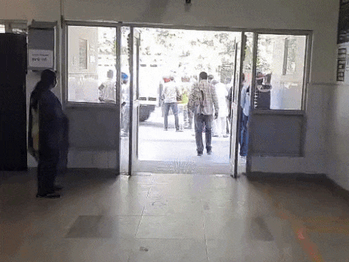 घायलों को फिल्लौर के सिविल अस्पताल लेकर आते लोग।