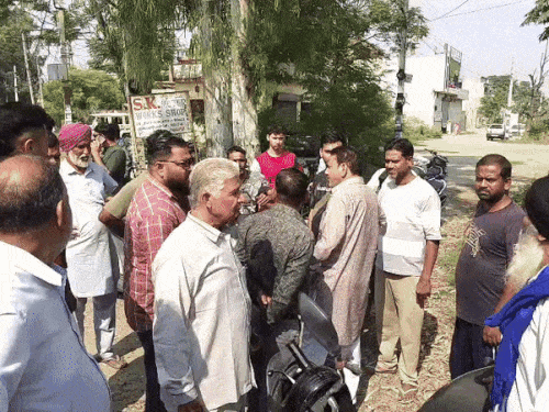 फिल्लौर-नूरमहल रोड पर हादसे के बाद घायलों की मदद करने के लिए पहुंचे लोग।