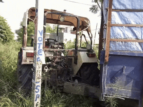 ट्रैक्टर-ट्राली जिससे ऑटो टकराया।