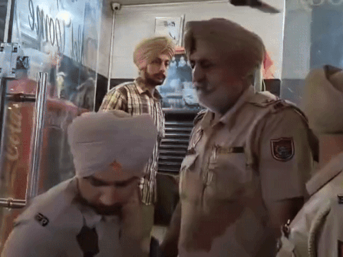 चार लड़कियों और होटल मैनेजर को पुलिस ने पकड़ा, जिसे आज कोर्ट में पेश किया जाएगा। - Dainik Bhaskar