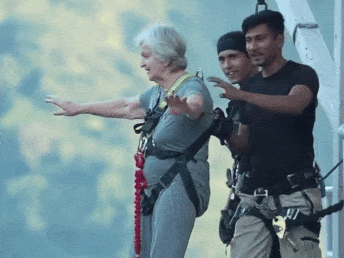 छलांग लगाने से पहले डांस करती महिला।