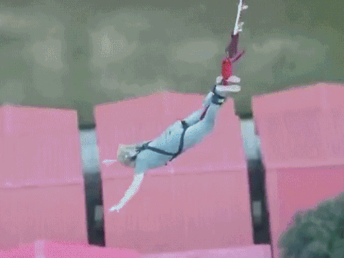 कूदते वक्त महिला के साथ एकदम सीधे नजर आई वह चीखी या चिल्लाई नहीं।