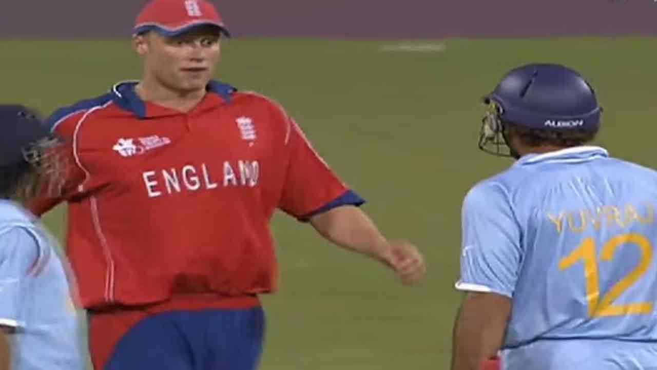 इंग्लिश ऑलराउंडर एंड्रयू फ्लिंटॉफ युवराज सिंह को उकसाते हुए।