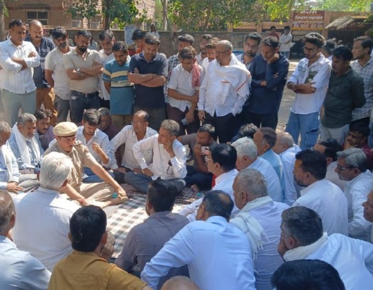 जोधपुर के एमडीएम हॉस्पिटल की मोर्चरी के बाहर शनिवार को धरने पर बैठे मृतका खुशबू के परिजन और समाज के लोग और समझाइश करते पुलिस अधिकारी।