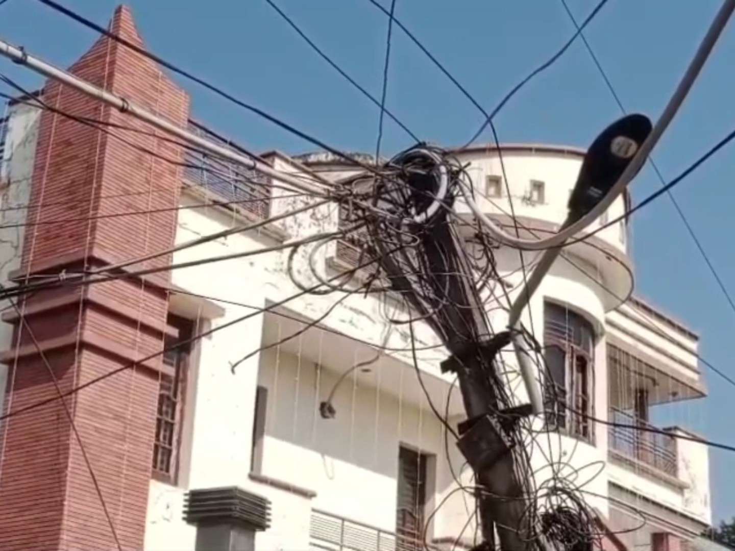 बिजली के इस खंभे से तार टूट गया।