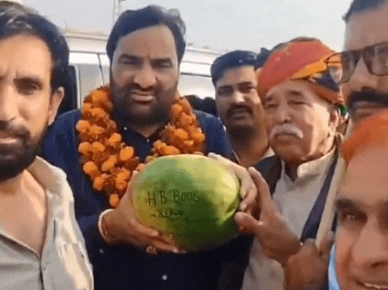 हनुमान बेनीवाल को एक किसान ने तरबूज गिफ्ट किया।