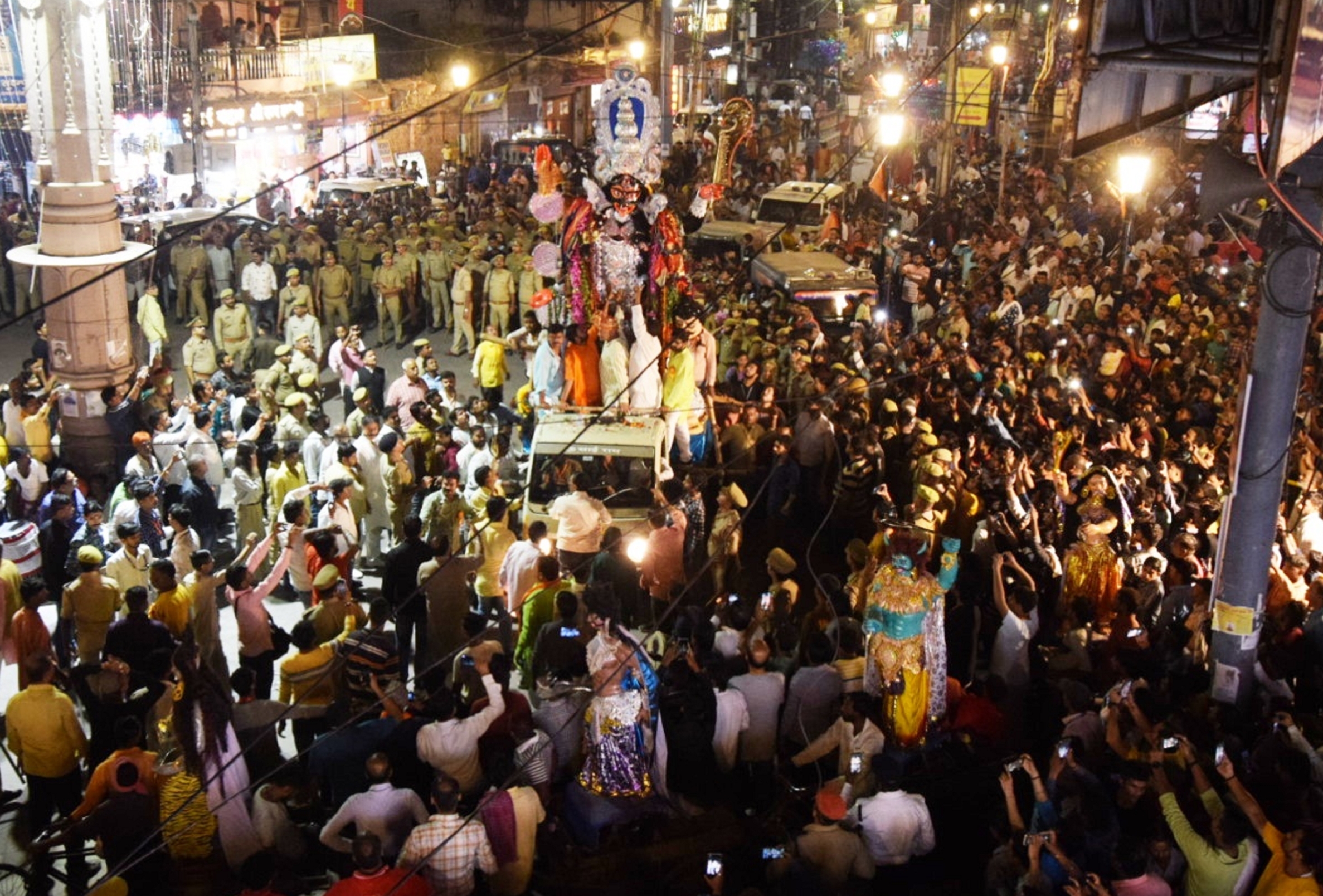 मां की तस्वीर लेने वालों की होड़।