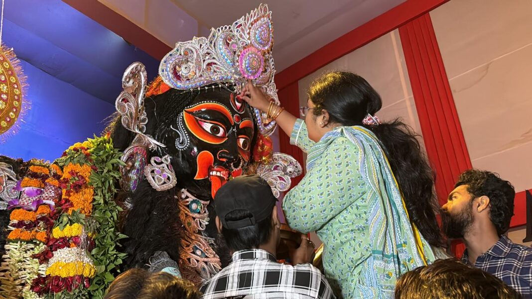 महिलाओं ने मां को लगाया सिन्दूर।