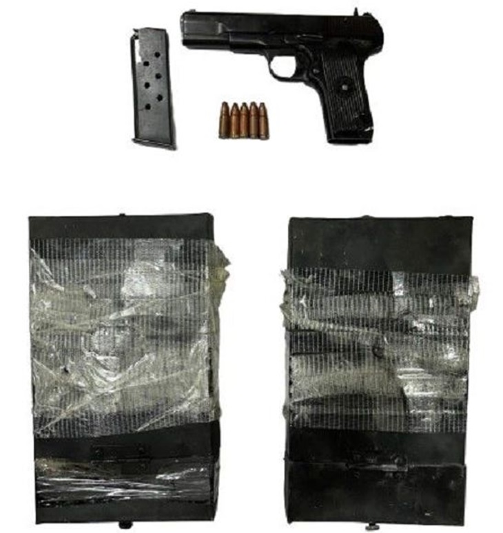 आतंकी से बरामद पिस्टल और IED।