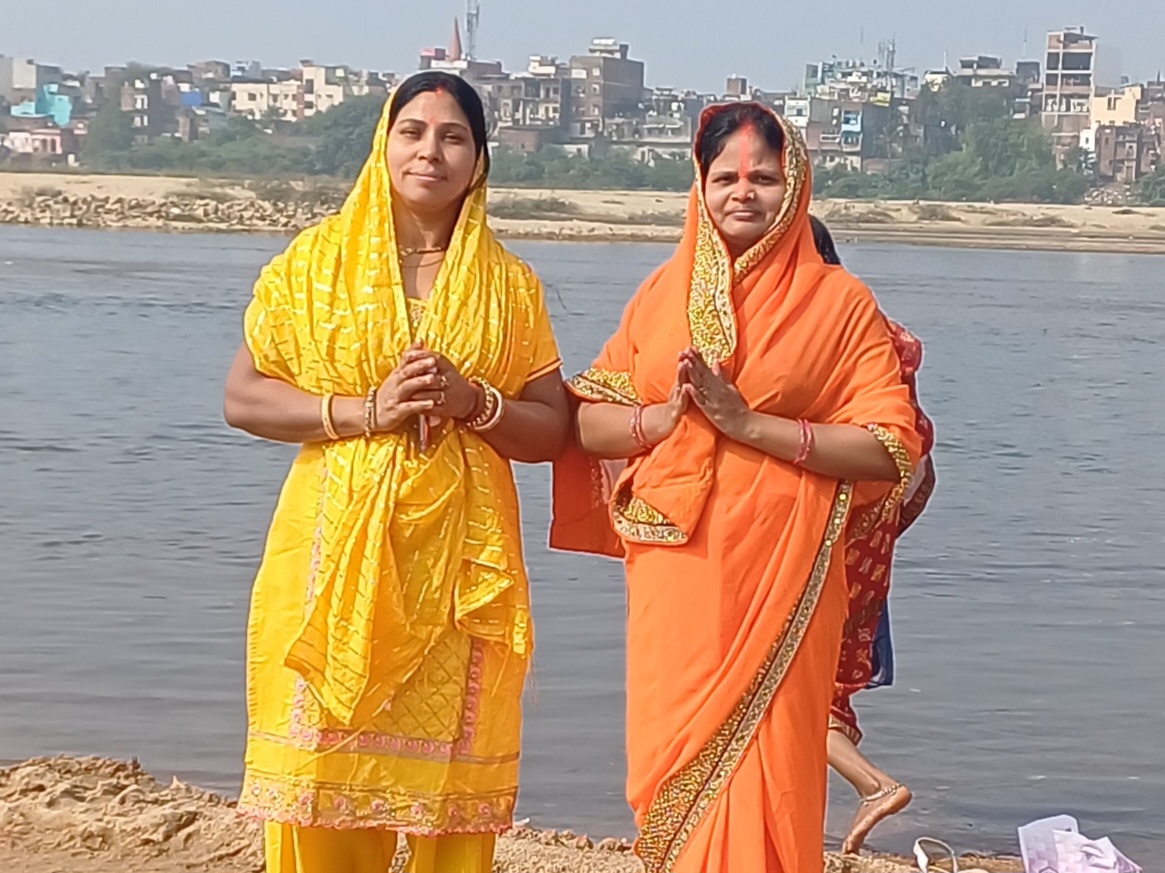 छठी मइया के गीतों से गूंजा फल्गू घाट: गयाजी में नहाए-खाय पर भगवान भास्कर की पूजा-अर्चना, परिवार के खुशहाली की कामना - Gaya News 1 भगवान भास्कर की अराधना करते हुए छठी व्रती।
