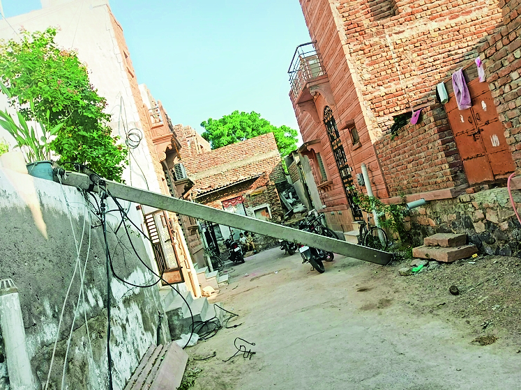 A dilapidated electric pole fell, blocking the road, but no casualties ...