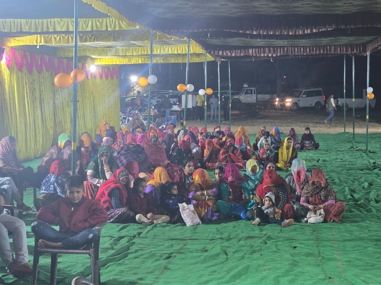 कार्यक्रम में हजारों श्रद्धालु देर रात तक भक्ति रस में डूबे रहे।