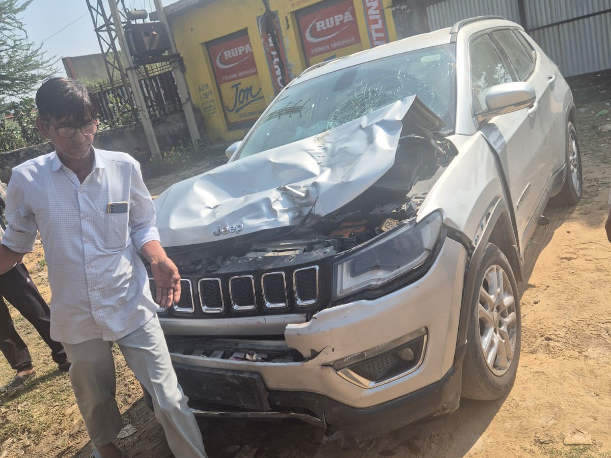 टक्कर के बाद कार का अगला हिस्सा भी बुरी तरह टूट गया।
