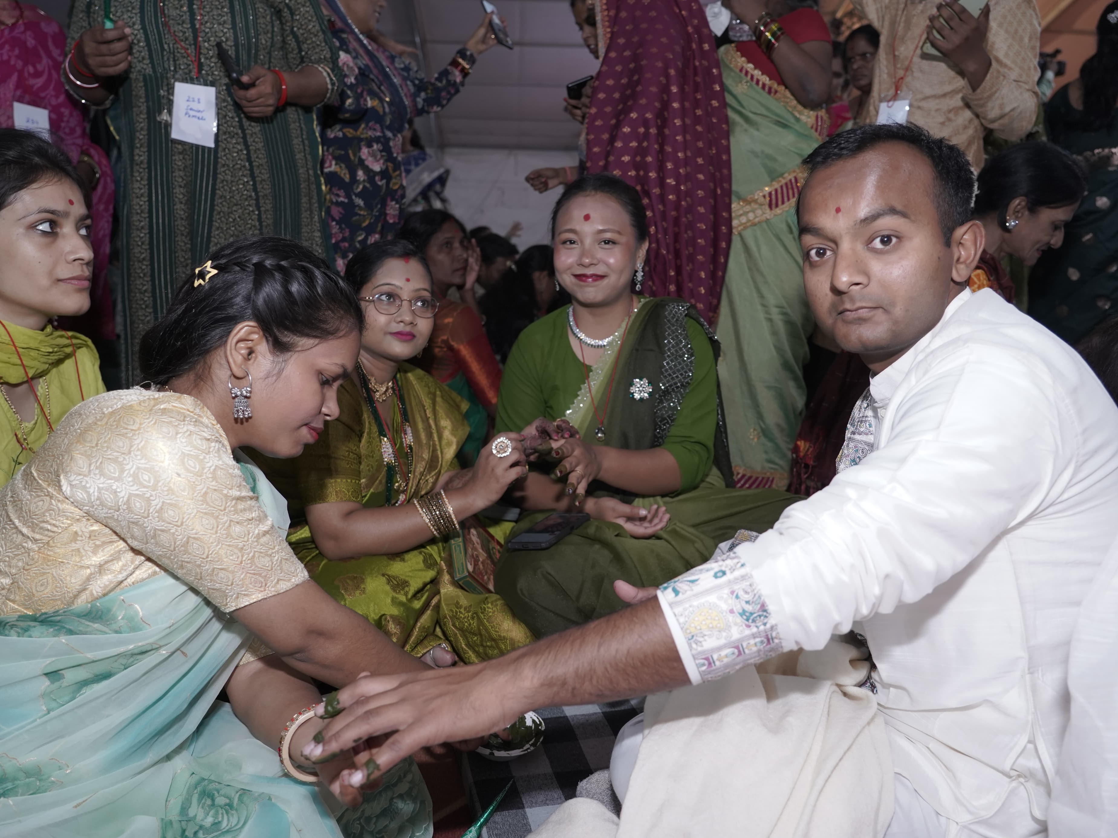 शुक्रवार शाम 7 बजे वर-वधुओं के बीच मेहंदी बांटी गई थी।