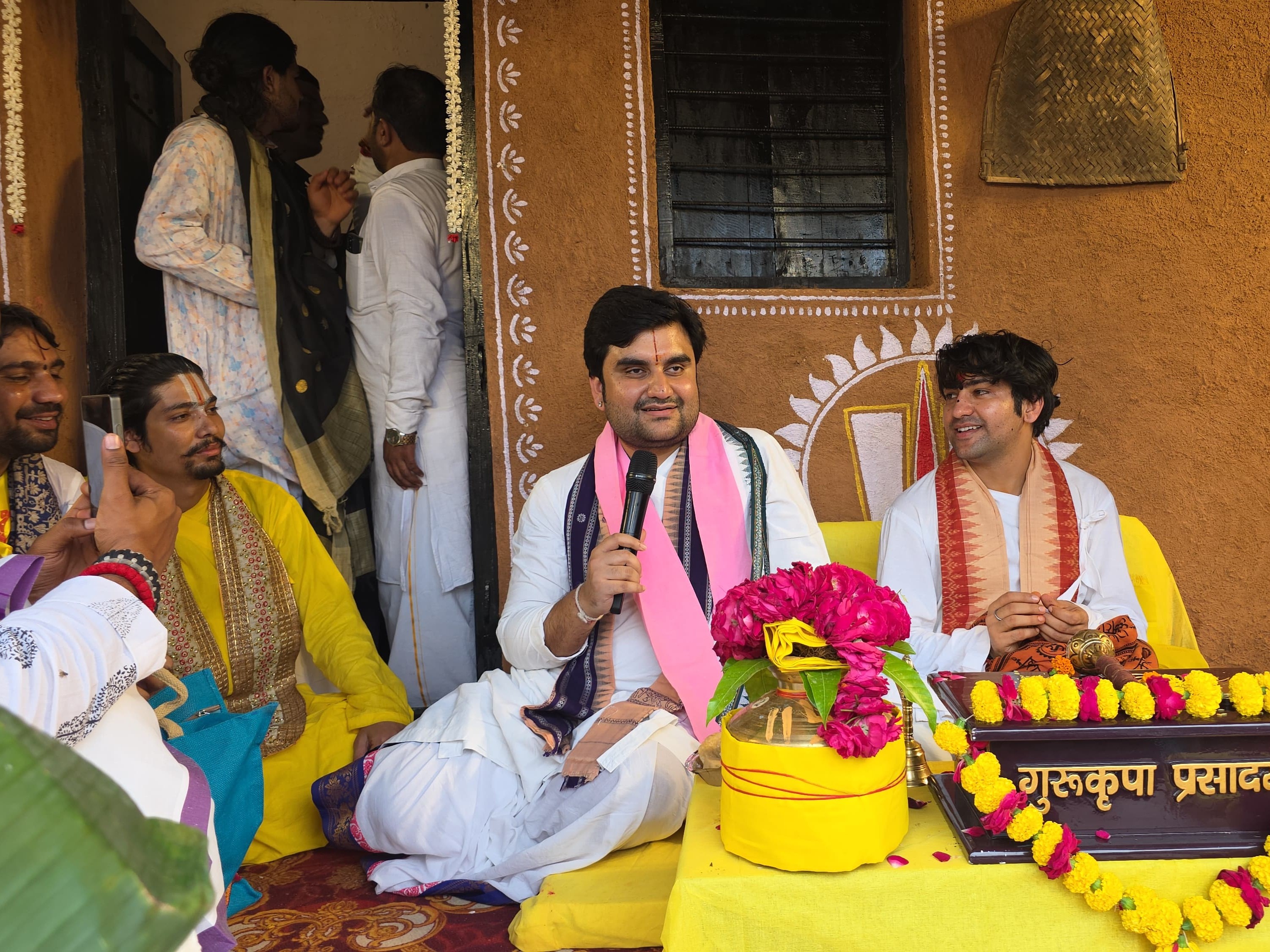 वृंदावन के प्रसिद्ध कथा व्यास पंडित इंद्रेश उपाध्याय धीरेंद्र शास्त्री से मिलने पहुंचे।