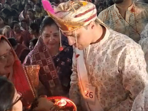 दुल्हन की मां ने विदेशी दूल्हे की नाक खींचकर रस्म निभाई।