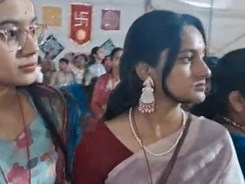 बारात के विवाह पांडाल में पहुंचने पर दुल्हन पक्ष के लोगों ने स्वागत किया।