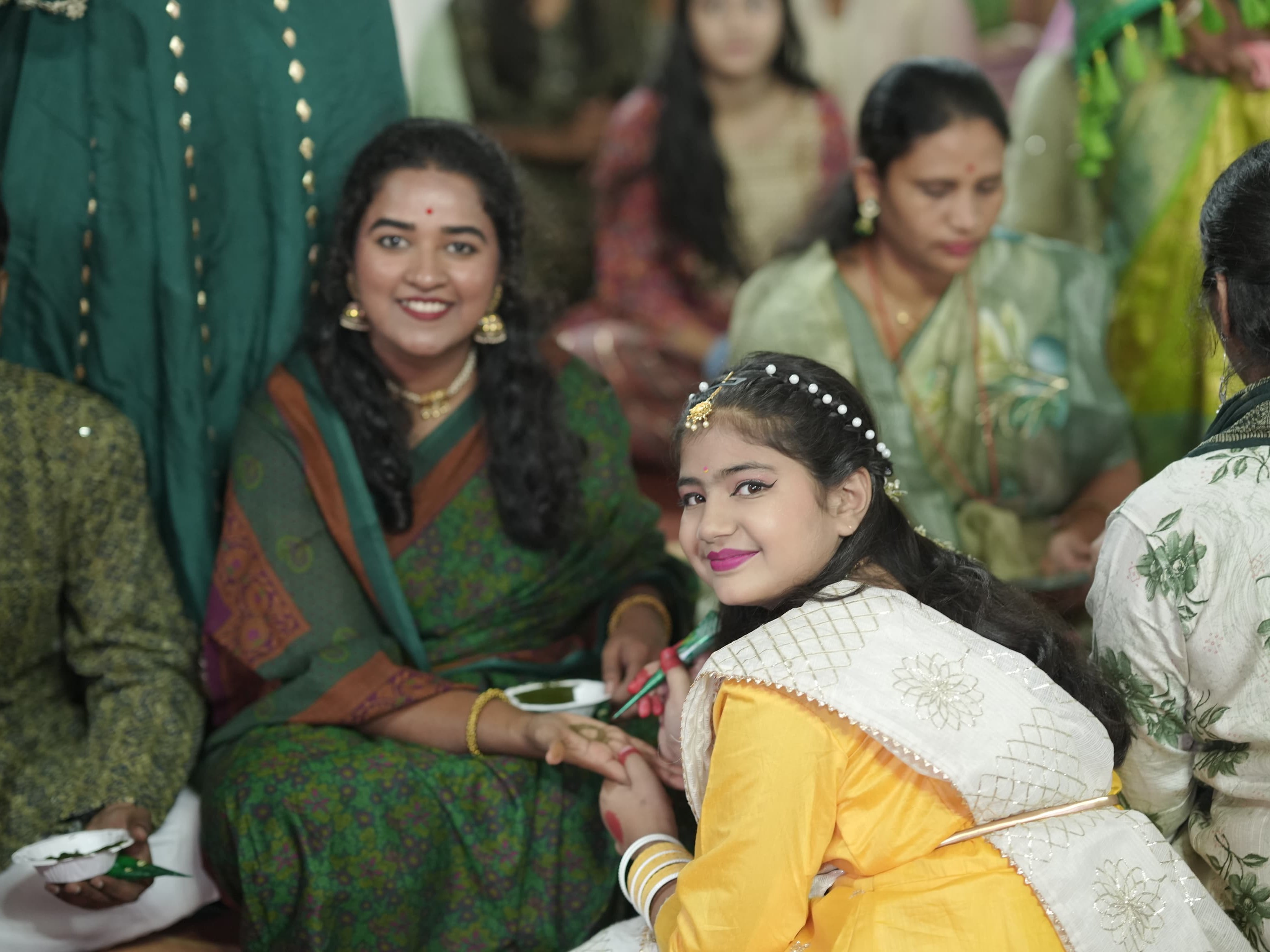 दूल्हा-दुल्हन और उनके परिवार ने मेहंदी रचाई। पिछले कई दिनों से शादी की तैयारियां चल रही हैं।