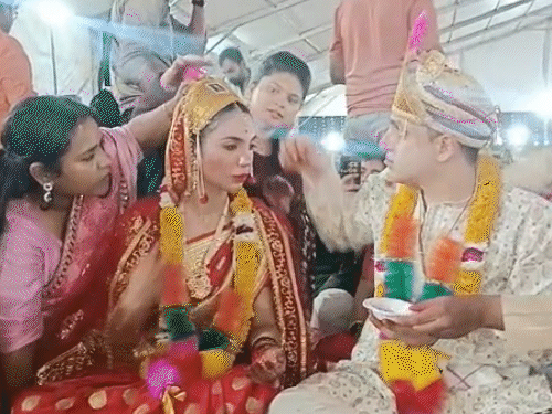 ईरान के अली ने हिंदू रीति-रिवाज के अनुसार अपनी दुल्हन फातिमा की मांग भरी।