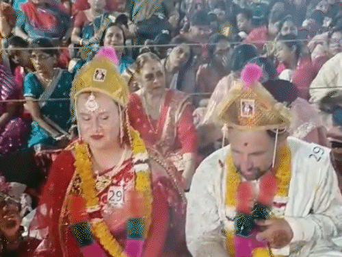 रूस से आए दूल्हा-दुल्हन वदमाको विटाली और मारिया अनातोलिएवना वासिलिना ने हिंदू रीति-रिवाजों से शादी की।