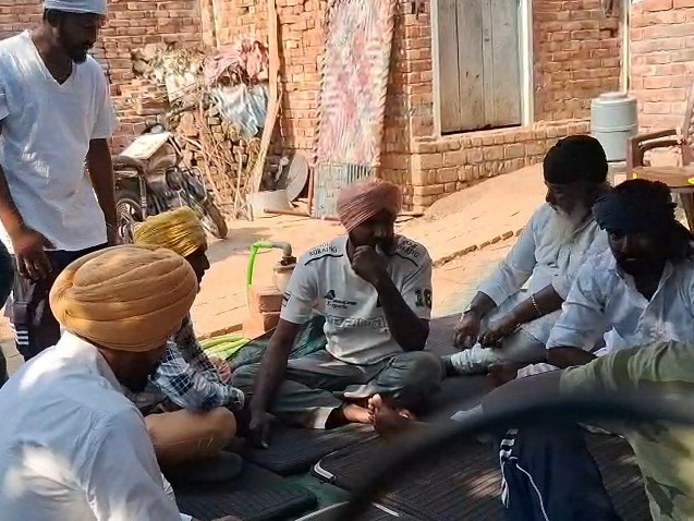 घर में बैठे परिजन और ससुराल पक्ष के लोग।