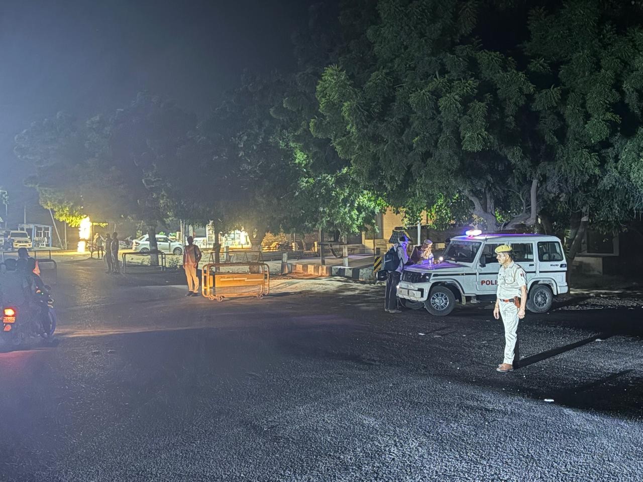 Napasar Napasar police blockade, strictness shown | नापासर पुलिस की नाकाबंदी ...