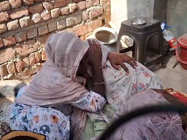 पूजा की मौत के बाद घर में विलाप करती महिलाएं।