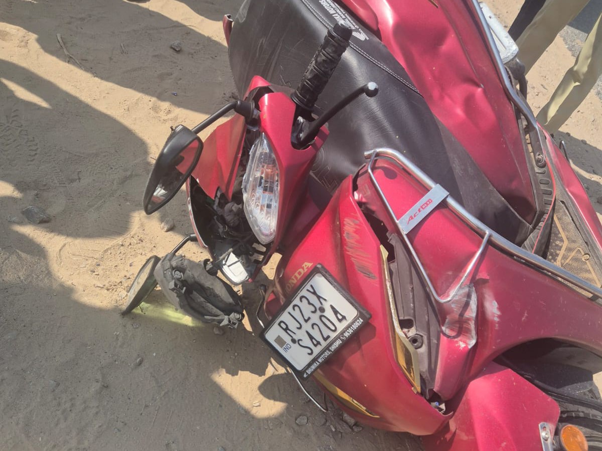 NH-52 पर तेज रफ्तार कार ने स्कूटी को टक्कर मार दी।
