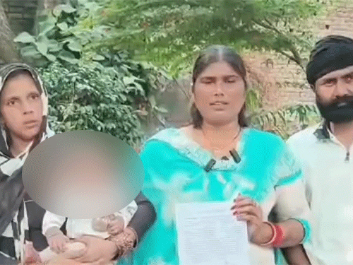 बच्चे को इसी परिवार ने खरीदा था। अब इस परिवार का कहना है कि इन्हें बच्चा पालने के लिए गोद लिया था। खरीदा नहीं है।