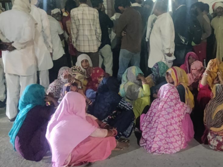 डीसी निवास पर प्रदर्शन करते मृतक के परिजन।