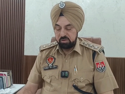 बुढलाड़ा के DSP सिकंदर सिंह मामले की जानकारी देते हुए।