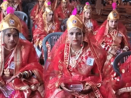 सामूहिक विवाह समारोह में सभी दुल्हनों को बनारसी साड़ी और एक तरह की ज्वेलरी पहनाई गई है।