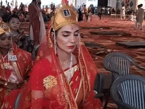 दुल्हनों ने पांडाल में गौरी पूजन से पहले ध्यान (मेडिटेशन) किया।