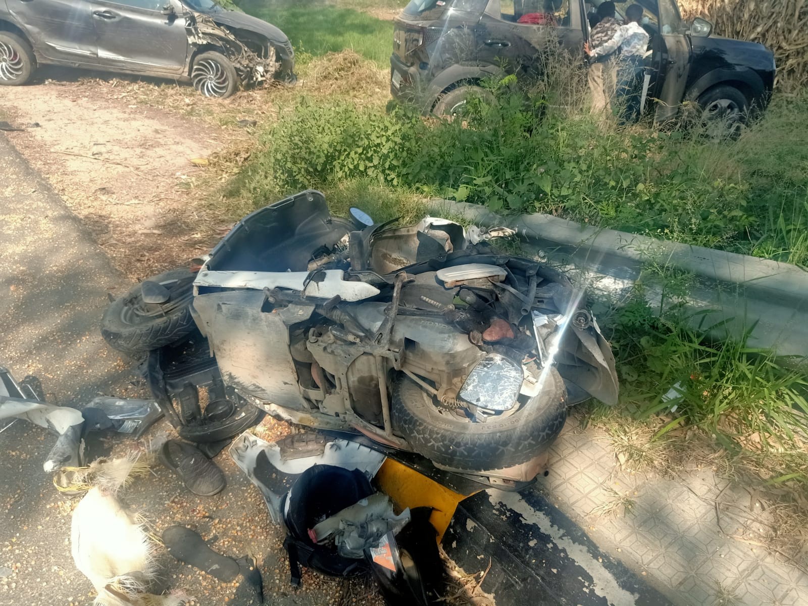 ऊना के दिलवां में कार-स्कूटी टक्कर, 5 घायल:  दो गंभीर हालत में PGI चंडीगढ़ रेफर; ज्वालाजी में शीश नवाने जा रहे थे – Amb News