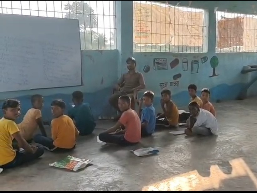 कूड़े की जगह बच्चे पढ़ाई कर रहे हैं।