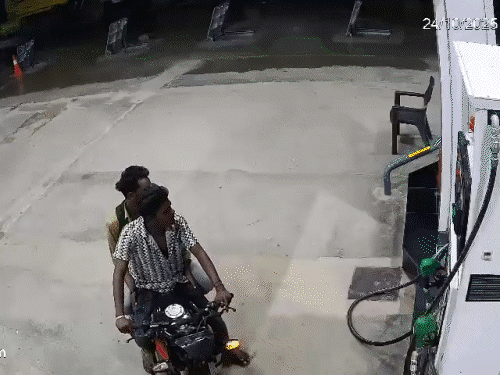 Kurnool Bus Fire Accident Viral Video; Driver | Petrol Pump Smartphones | कुर्नूल  बस हादसा-नशे में धुत बाइक सवार का वीडियो आया: दावा- बस में रखे 234 स्मार्ट  फोन में ब्लास्ट से