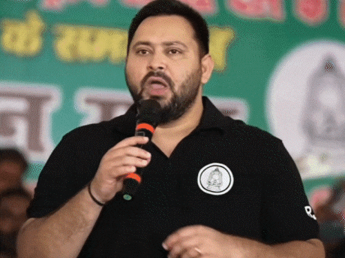 RJD नेता तेजस्वी यादव और केंद्रीय मंत्री अमित शाह, दोनों ने शनिवार को खगड़िया में जनसभा की। - Dainik Bhaskar