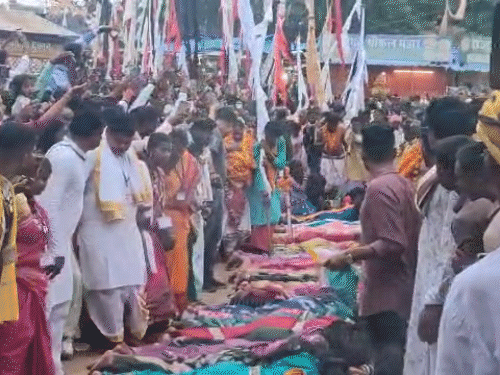 ग्रामीण मानते हैं कि बैगाओं में देवता आते हैं। जो उनके ऊपर से गुजरते हैं।